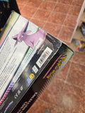 (GOLPEADO) COLECCIÓN PREMIUN FIGURA EVOLUCIONES PRISMATICAS ESPAÑOL - POKEMON TCG